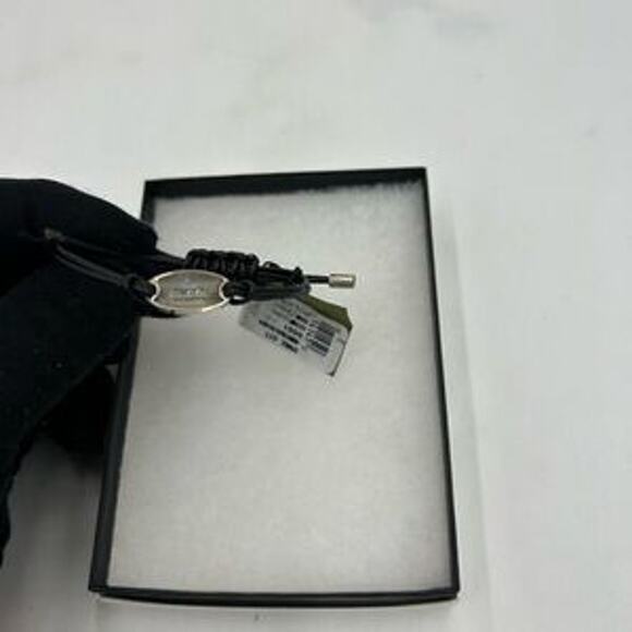 Gucci, black leather cord bracelet with sterling silver logo engraved plaque - Picture 6 of 11